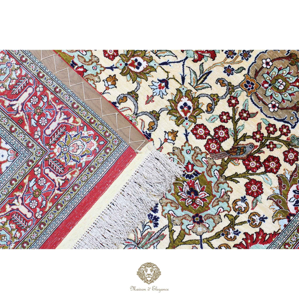 Alfombra persa de seda pura, anudada a mano, teñida con tintes naturales, | obra maestra con diseño floral integral, firmada, 105 x 156 cm.