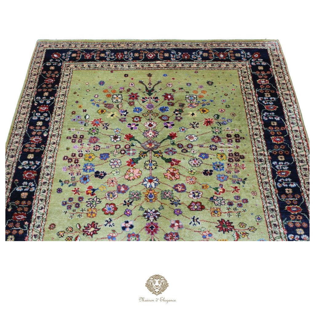 Decorative rug with floral patterns on a verde background