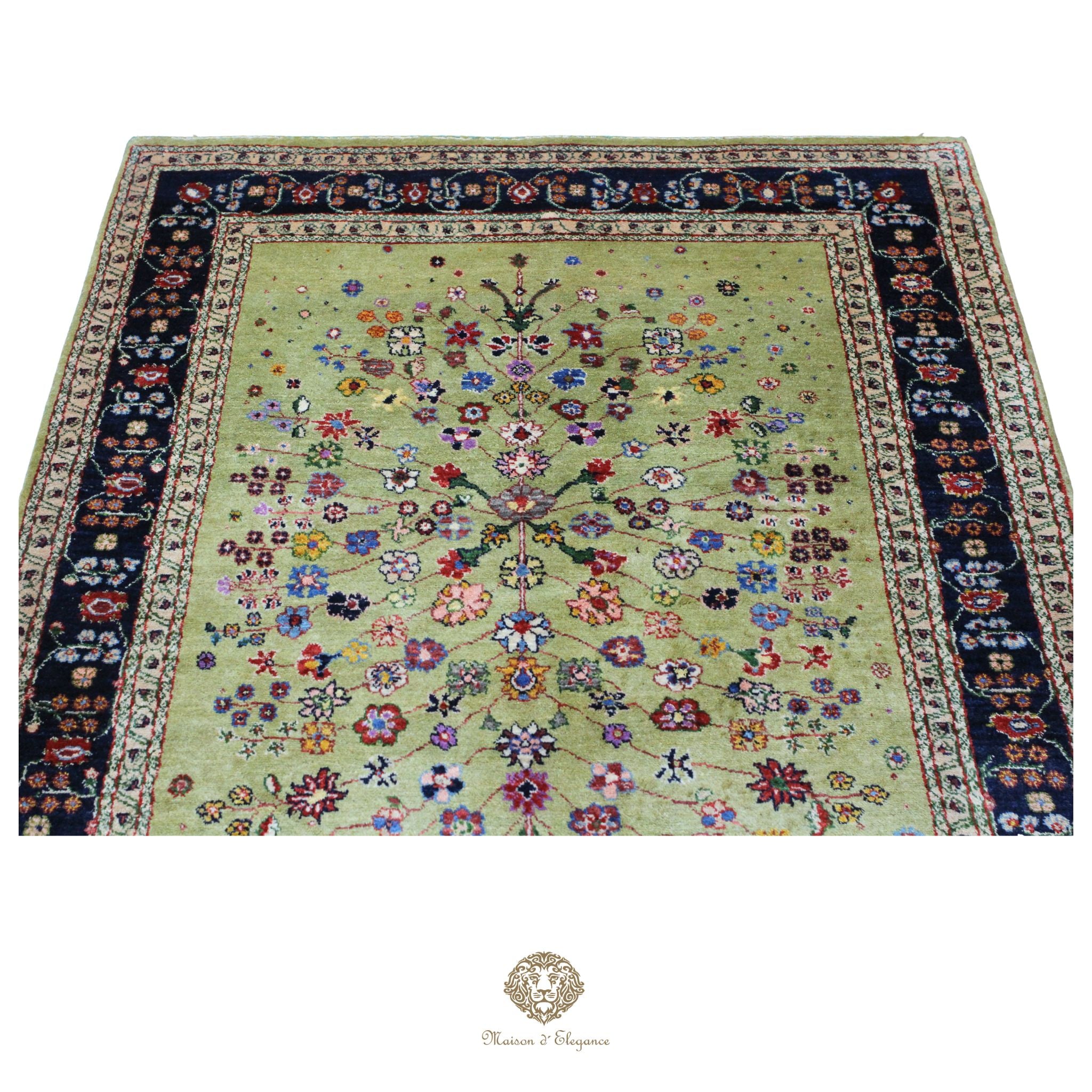 Decorative rug with floral patterns on a verde background