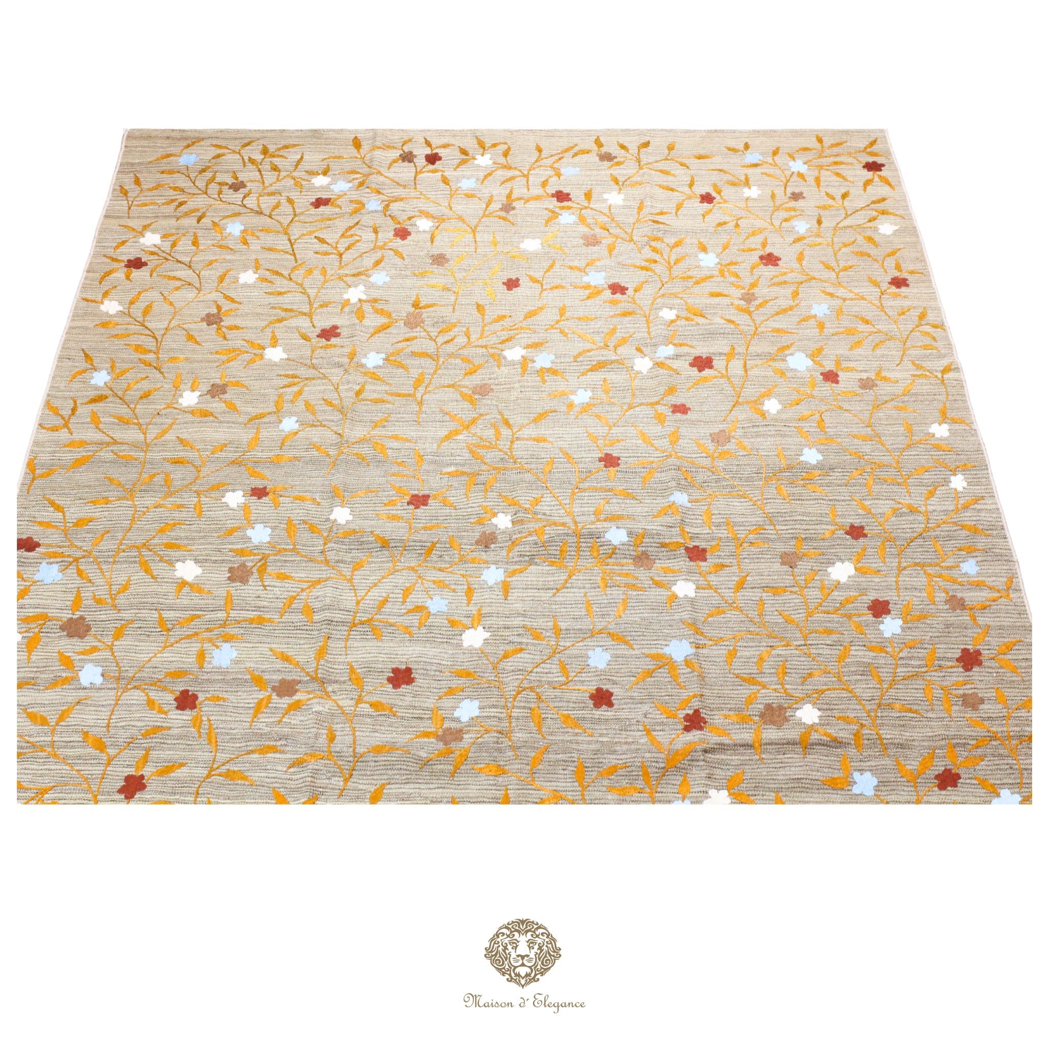 Decorative table runner with floral pattern on a ivory background