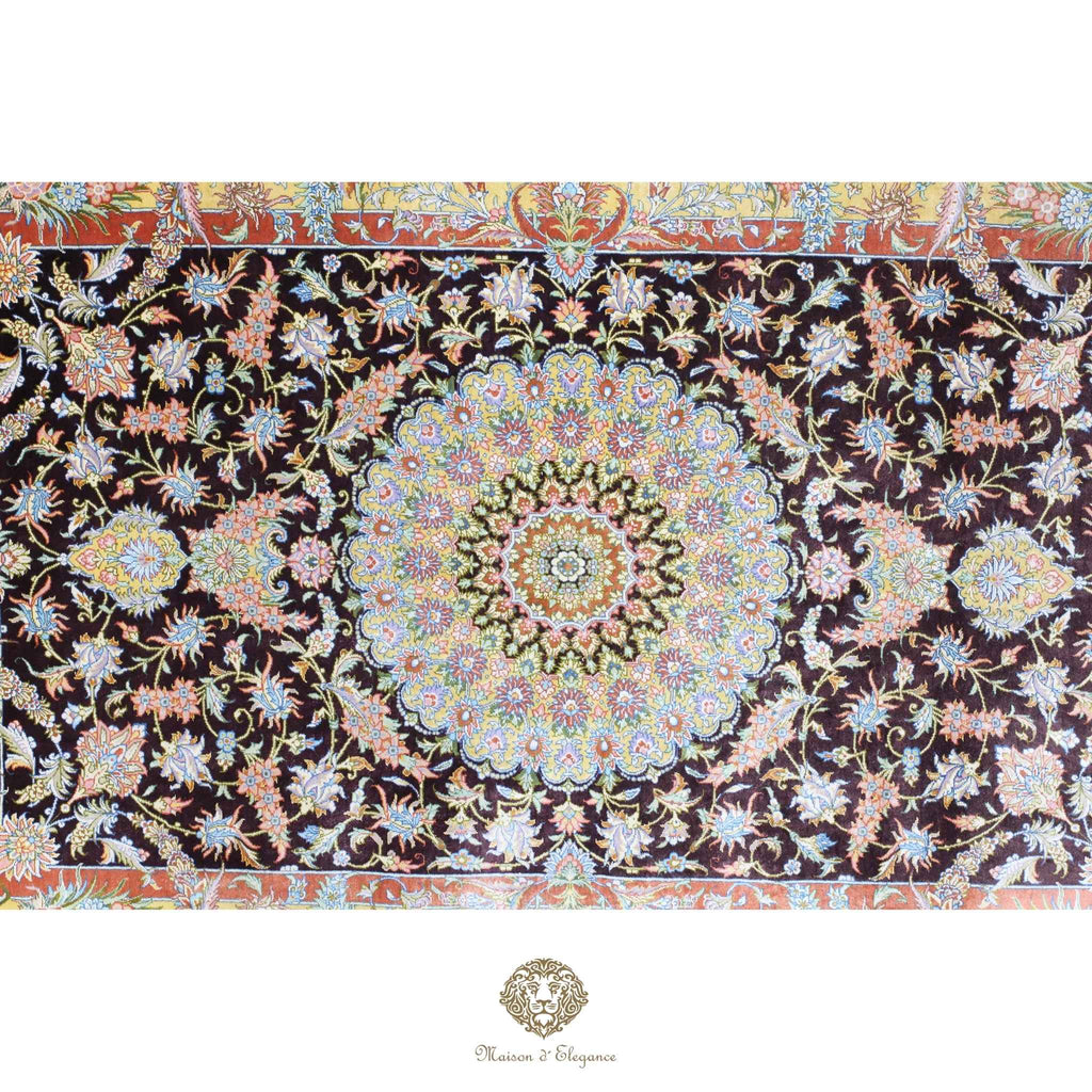 Alfombra persa exclusiva de seda pura, anudada a mano, teñida con tintes naturales, obra maestra con diseño de medallón, firmada, 95 x 152 cm.