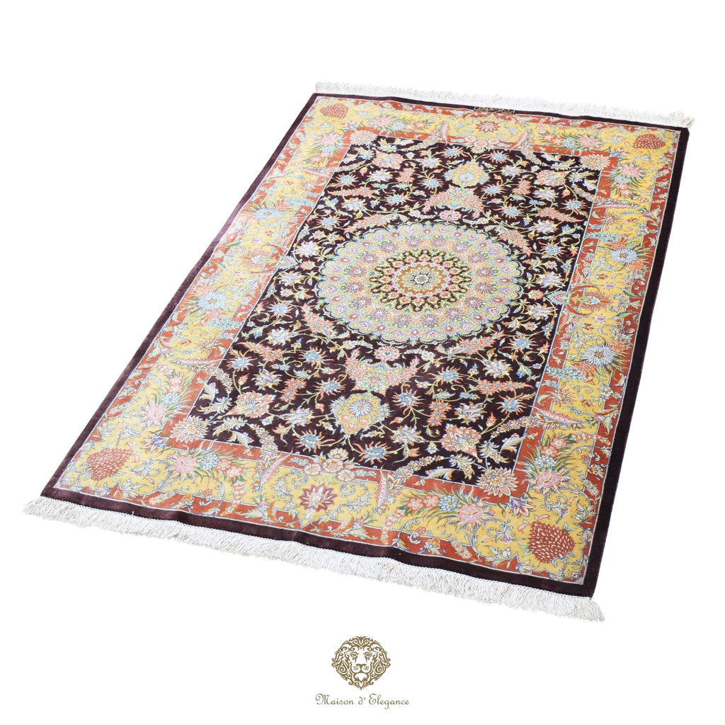 Alfombra persa exclusiva de seda pura, anudada a mano, teñida con tintes naturales, obra maestra con diseño de medallón, firmada, 95 x 152 cm.