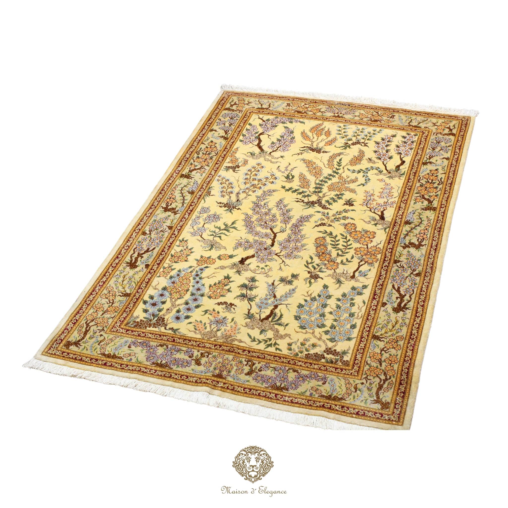 Decorative rug with floral patterns on a ivory background