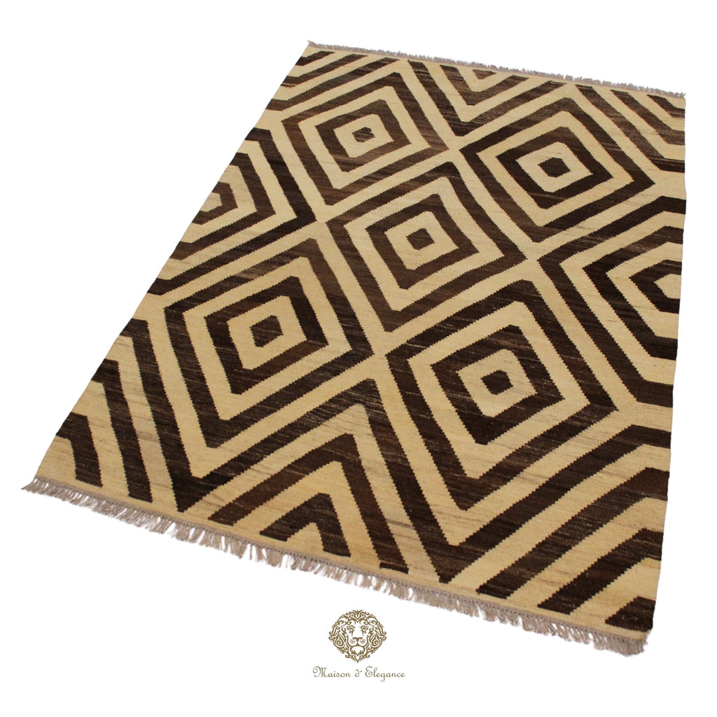 Rug with geometric pattern on a Ivory background
