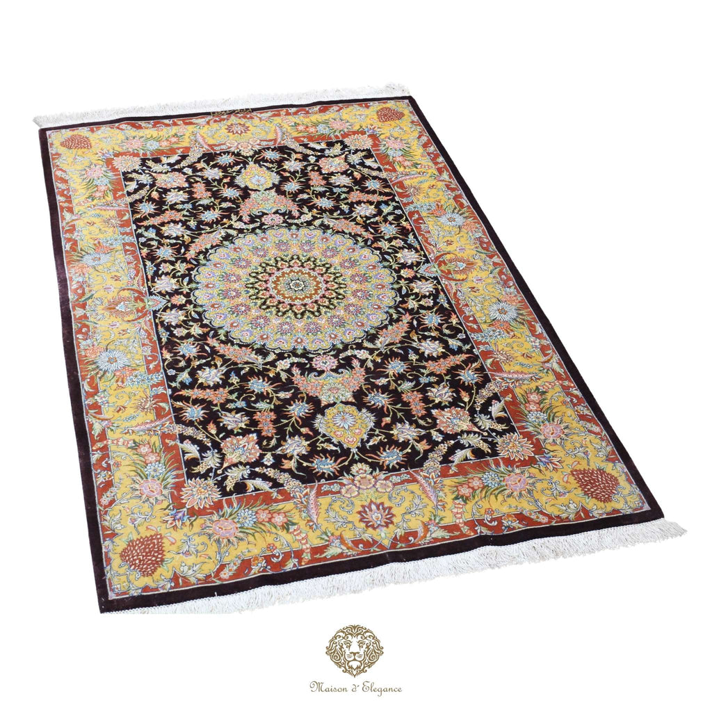Alfombra persa exclusiva de seda pura, anudada a mano, teñida con tintes naturales, obra maestra con diseño de medallón, firmada, 95 x 152 cm.