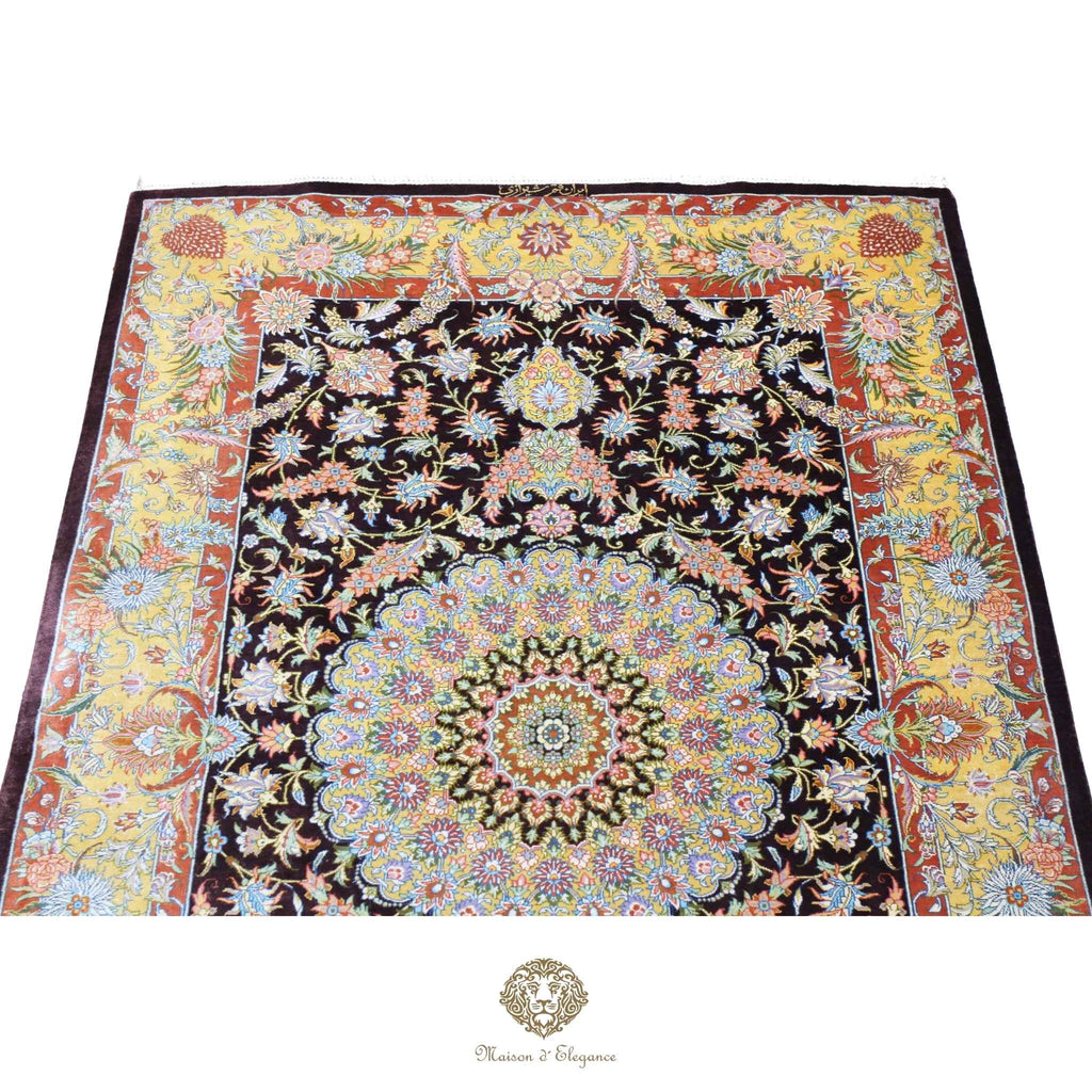 Alfombra persa exclusiva de seda pura, anudada a mano, teñida con tintes naturales, obra maestra con diseño de medallón, firmada, 95 x 152 cm.
