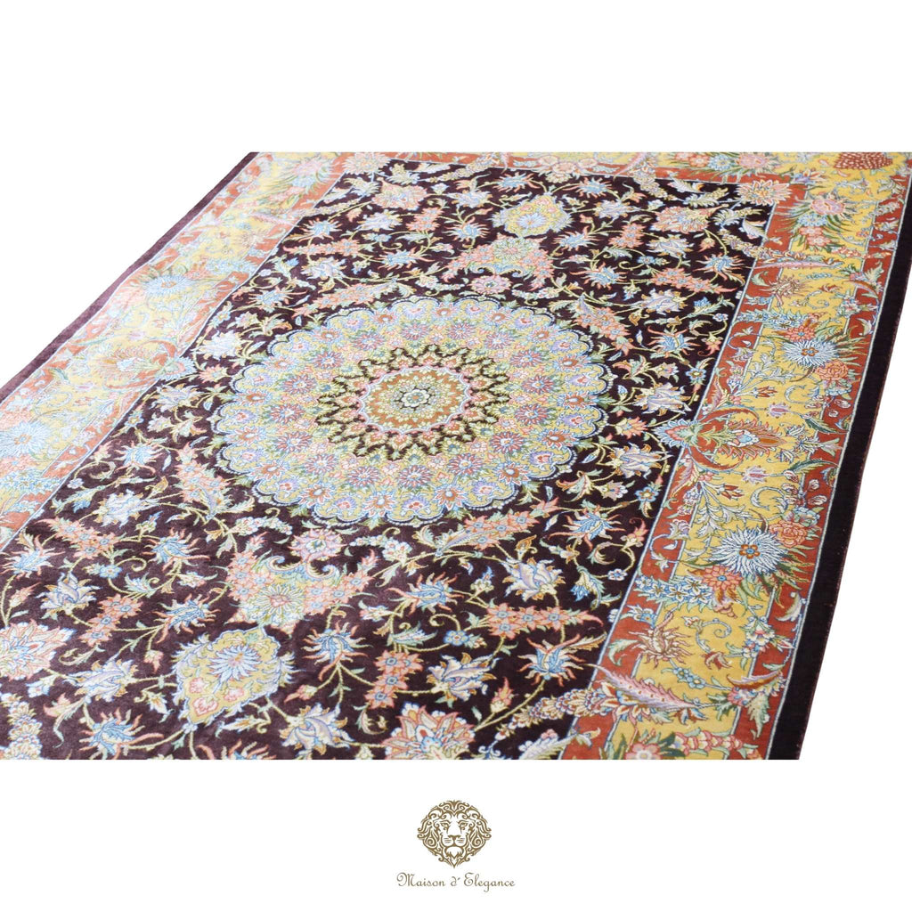 Alfombra persa exclusiva de seda pura, anudada a mano, teñida con tintes naturales, obra maestra con diseño de medallón, firmada, 95 x 152 cm.