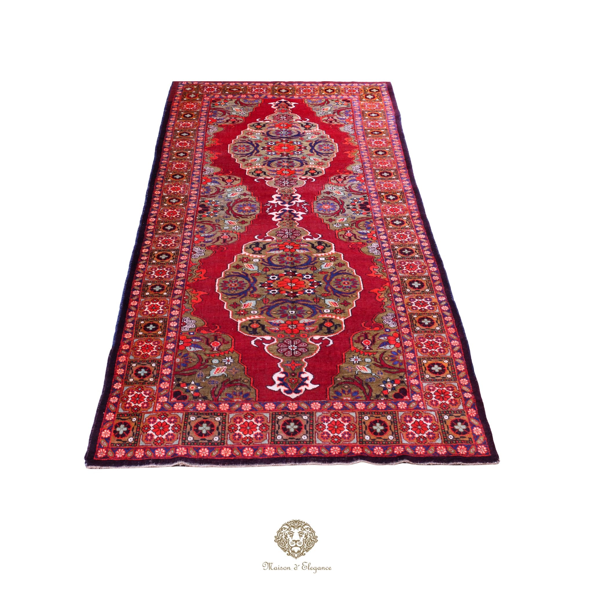 Decorative red rug with intricate patterns on a rojo background