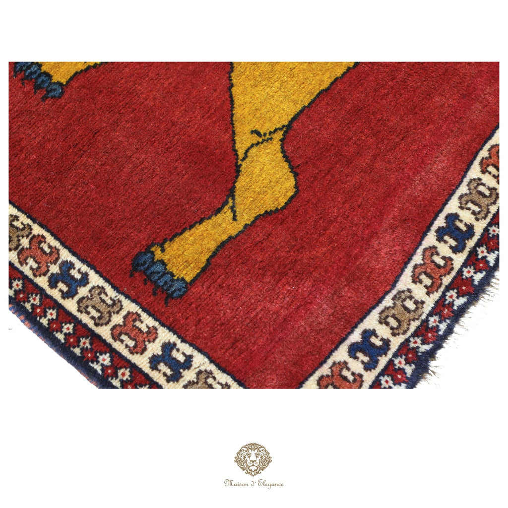 Alfombra persa Yalameh con diseño tribal de león, teñida con tintes naturales | Hecha a mano, 89 x 136 cm