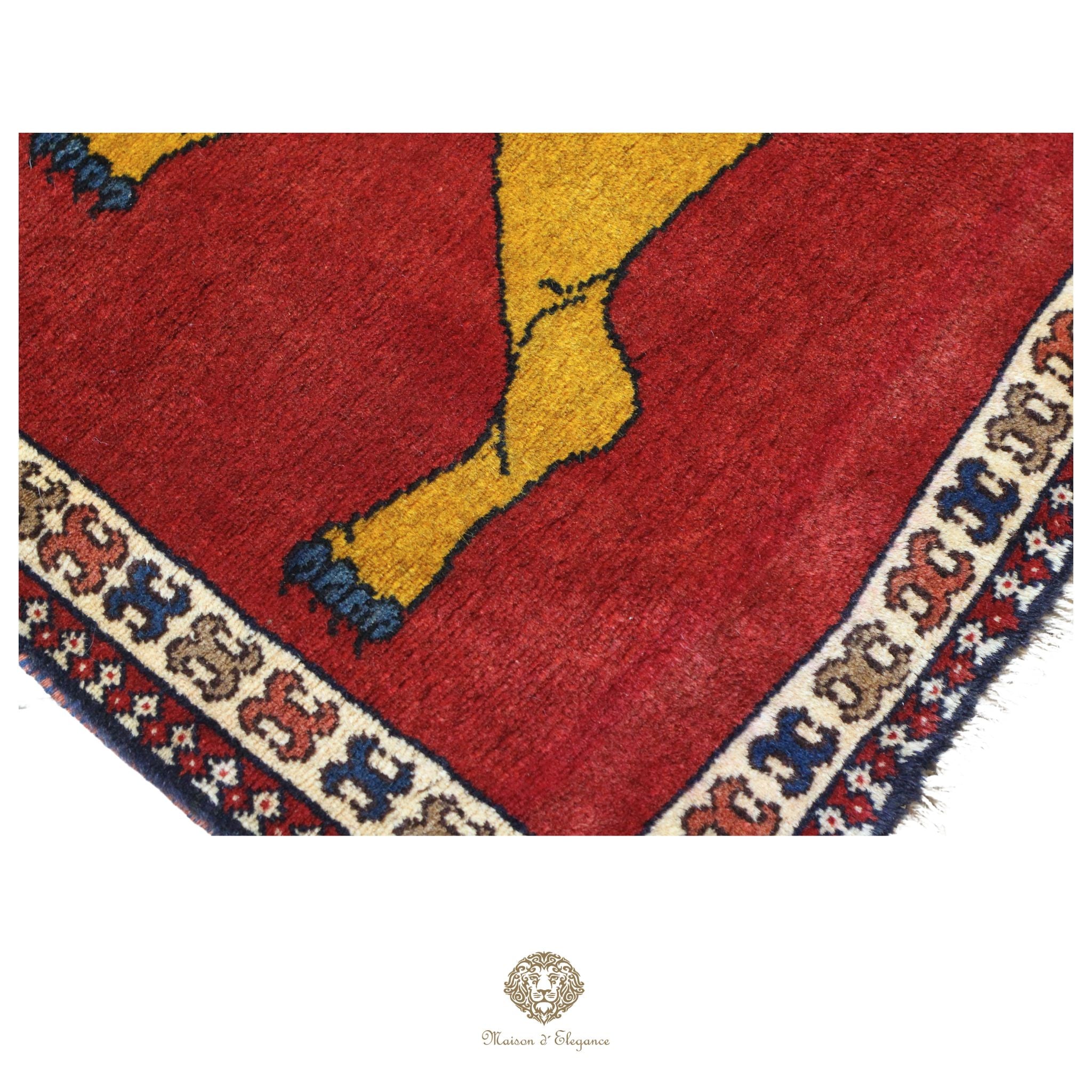 Alfombra persa Yalameh con diseño tribal de león, teñida con tintes naturales | Hecha a mano, 89 x 136 cm