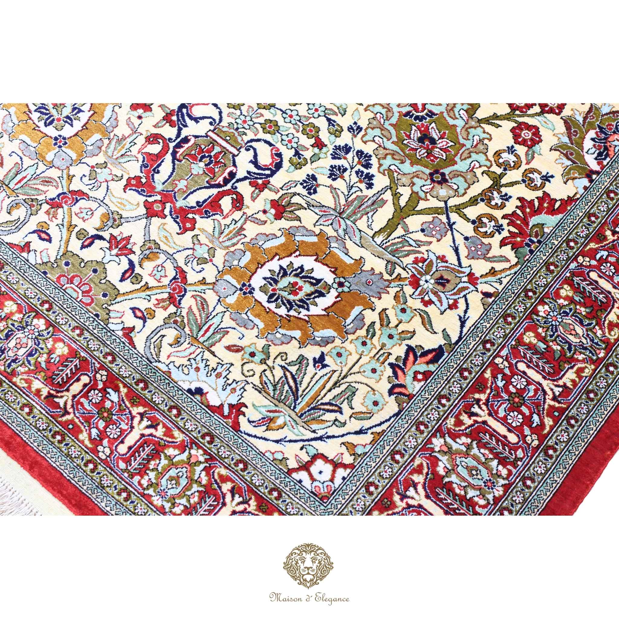 Alfombra persa de seda pura, anudada a mano, teñida con tintes naturales, | obra maestra con diseño floral integral, firmada, 105 x 156 cm.