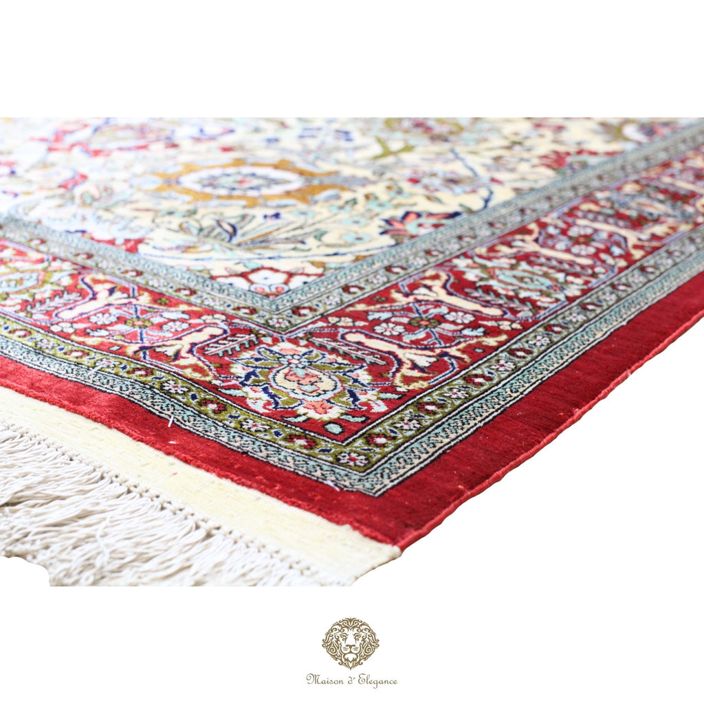 Alfombra persa de seda pura, anudada a mano, teñida con tintes naturales, | obra maestra con diseño floral integral, firmada, 105 x 156 cm.