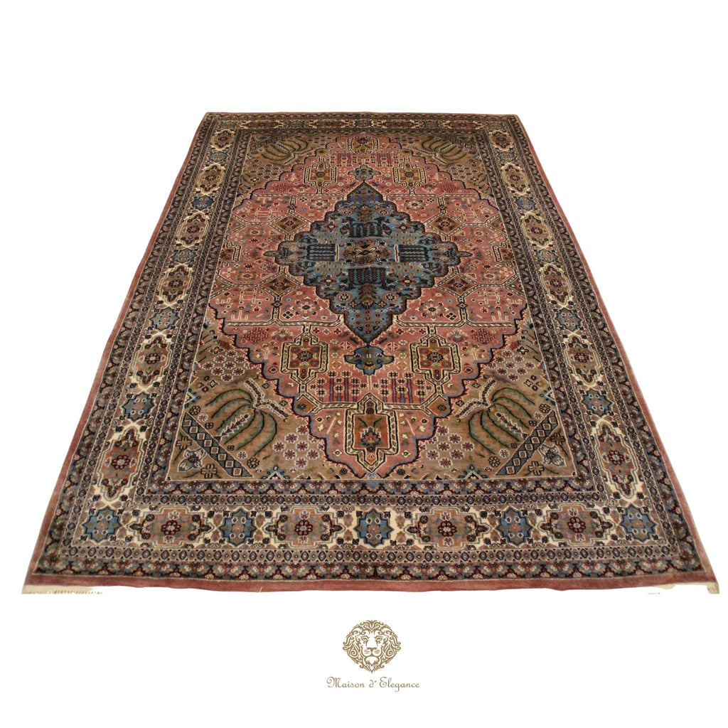 Decorative rug with intricate patterns on a rosa background