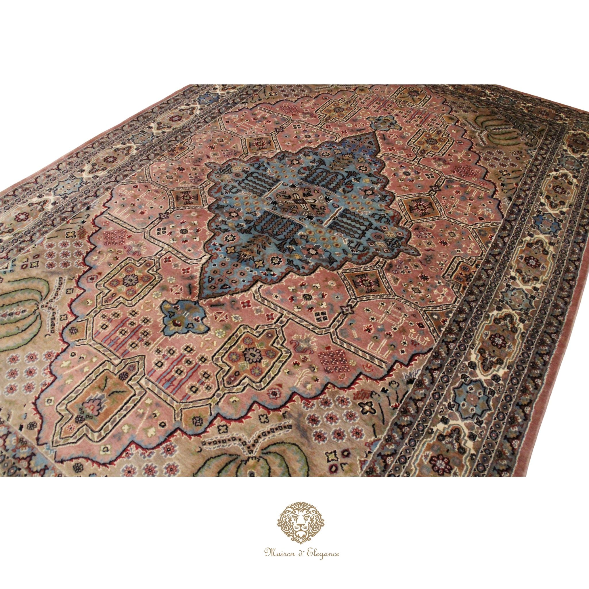 Decorative rug with intricate patterns on a rosa background